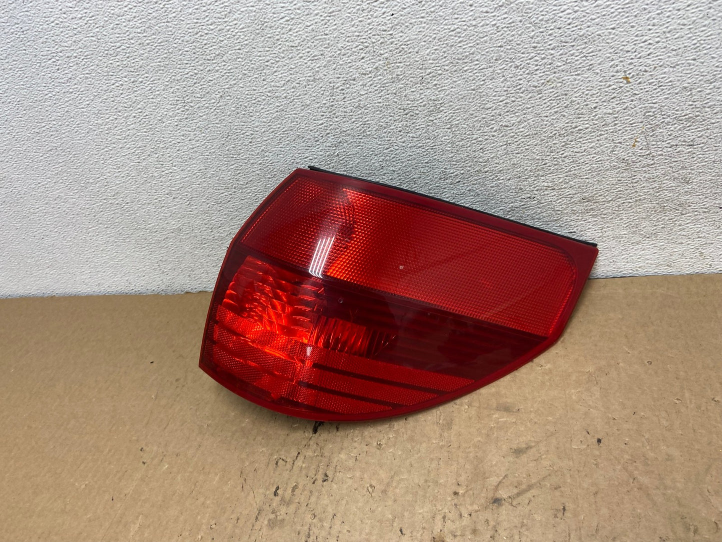2004-2005 Toyota Sienna Right Passenger Rh Side Tail Light AG2394 LK1