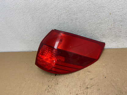 2004-2005 Toyota Sienna Right Passenger Rh Side Tail Light AG2394 LK1