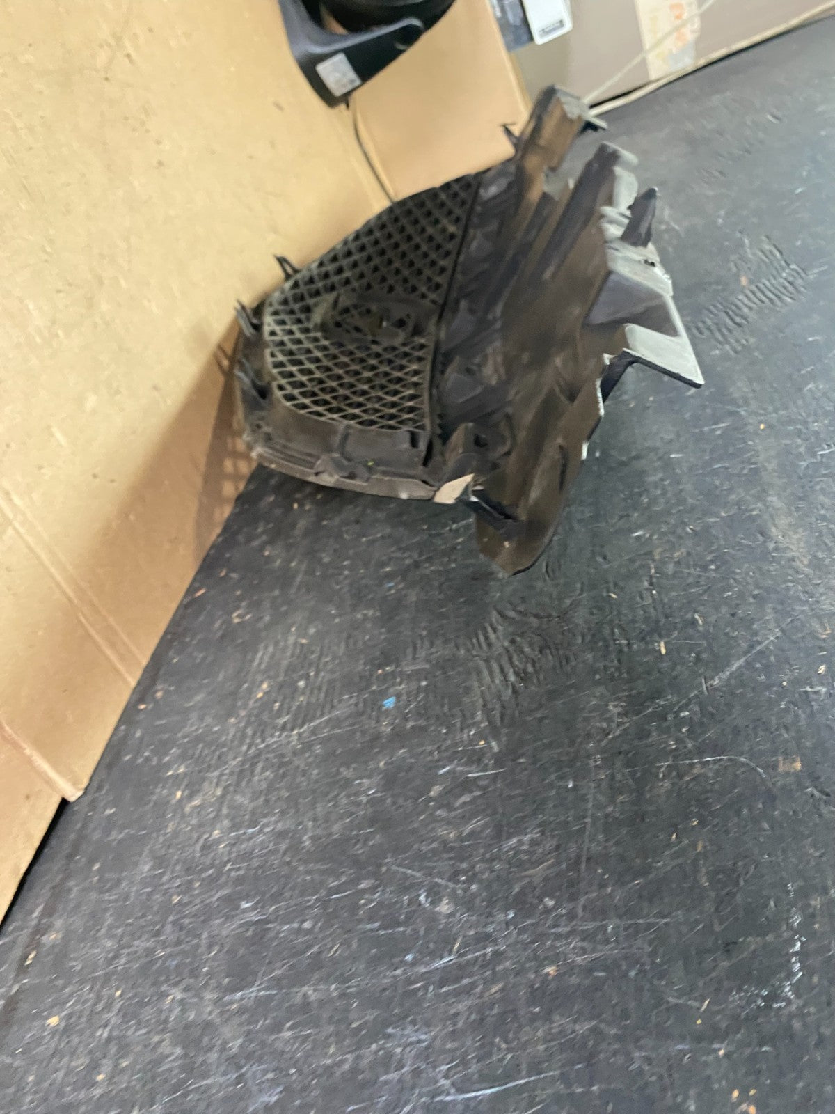 2002 2003 Mazda MPV Front Upper Grille Grill Oem P5955  DG7