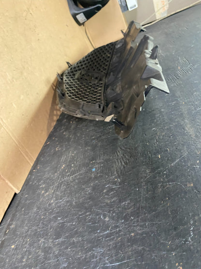 2002 2003 Mazda MPV Front Upper Grille Grill Oem P5955  DG7