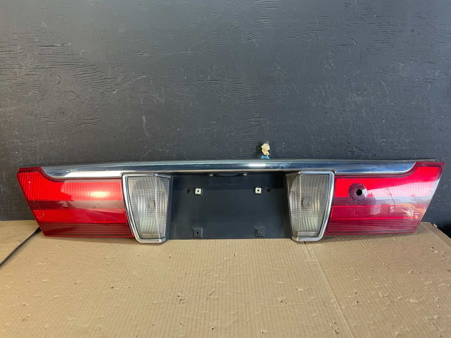 2003 2004 2005 Mercury Grand Marquis Trunk Lid Center Tail Light AE3730 DG0