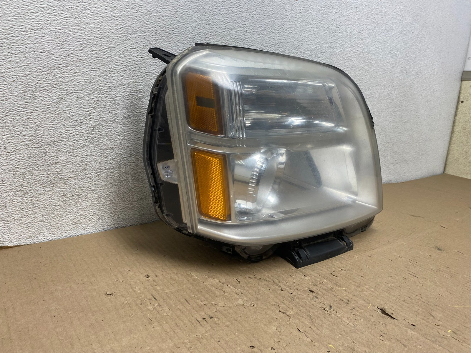 2010 to 2015 GMC Terrain Halogen Passenger Right Rh Side Headlight AG8020 DW2