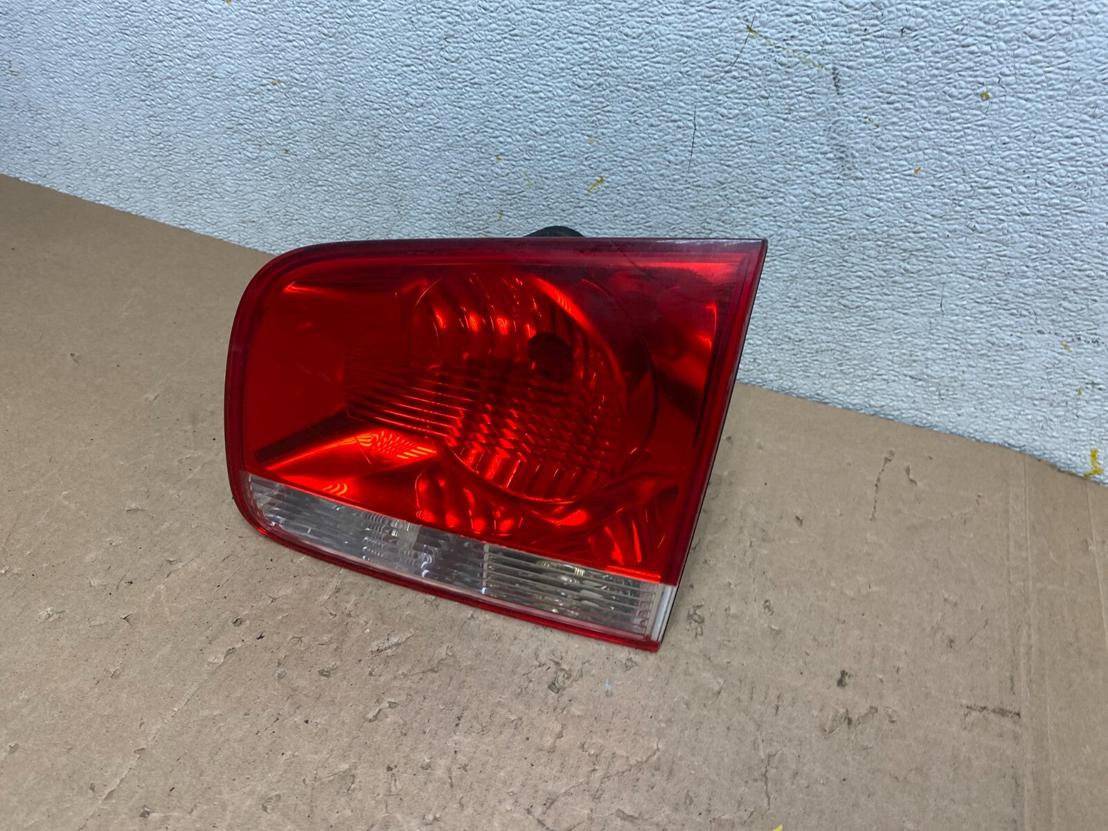 2004-2007 Volkswagen Touareg Right Passenger Rh Inner Tail Light M2211 DW1