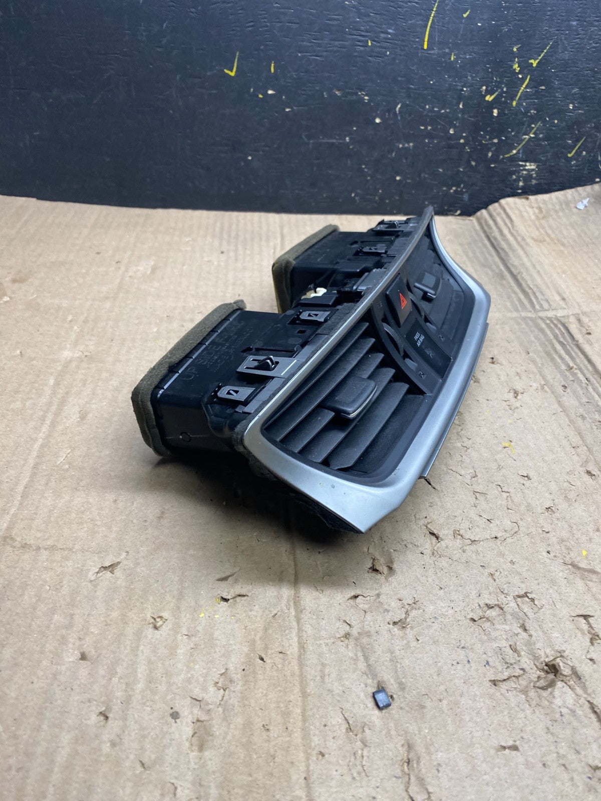 2013 to 2015 Nissan Sentra Air Vents Top Dash Center W/Hazzard Switch X1946 DG1