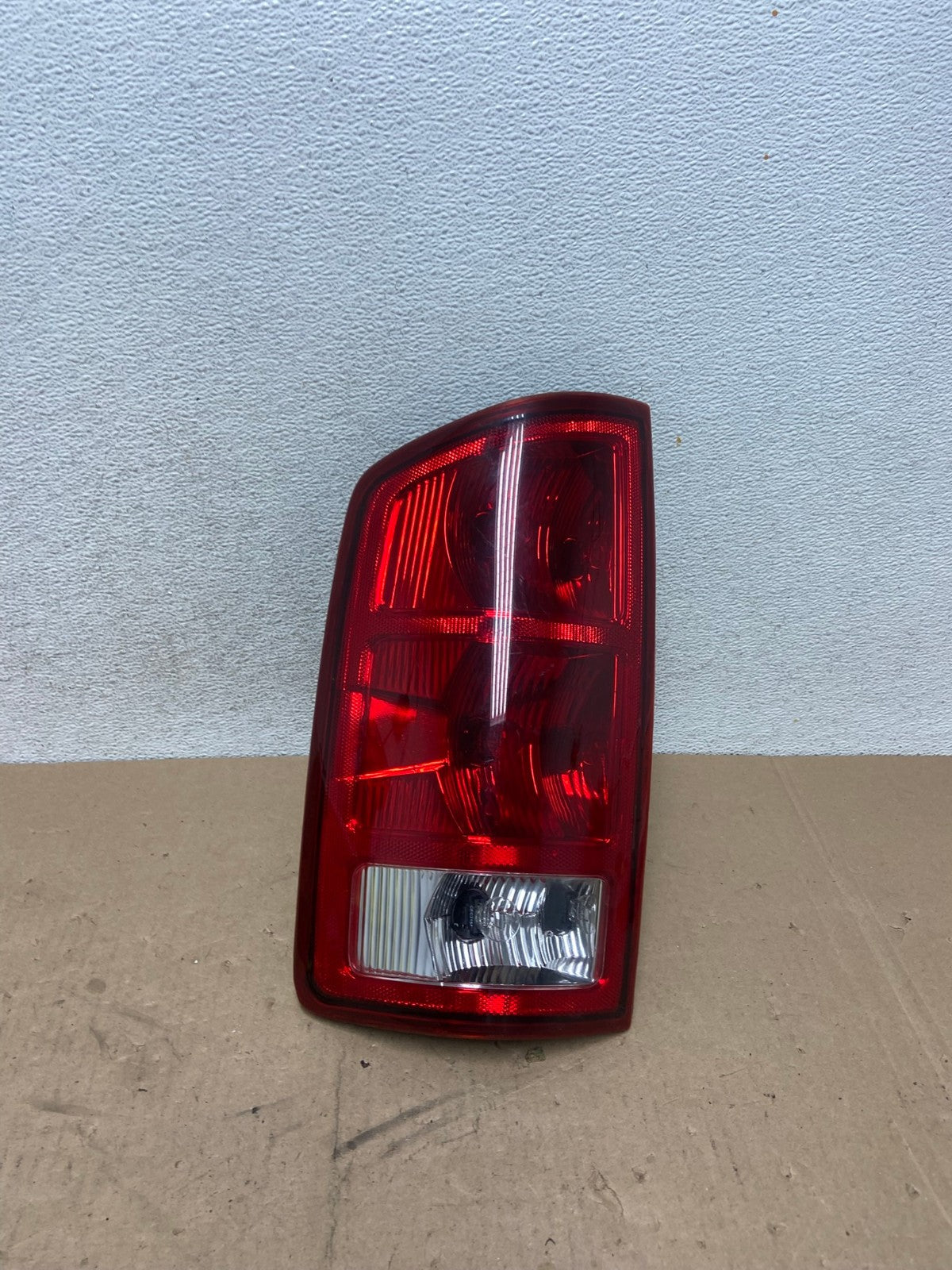 2002 to 2006 Dodge Ram 1500 Left Driver side Tail Light AG4782 LK0
