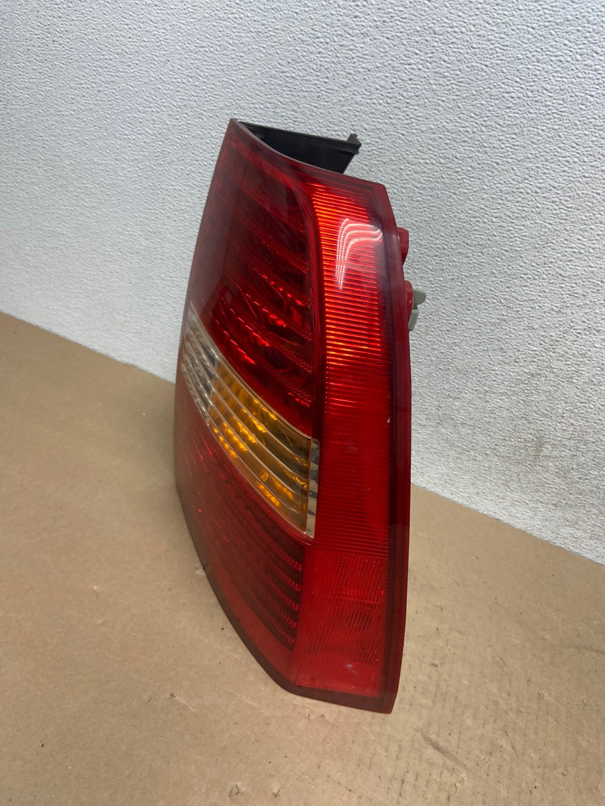 2005 to 2007 Kia Sportage Right Passenger Side RH Side Tail Light AG4640 LK1