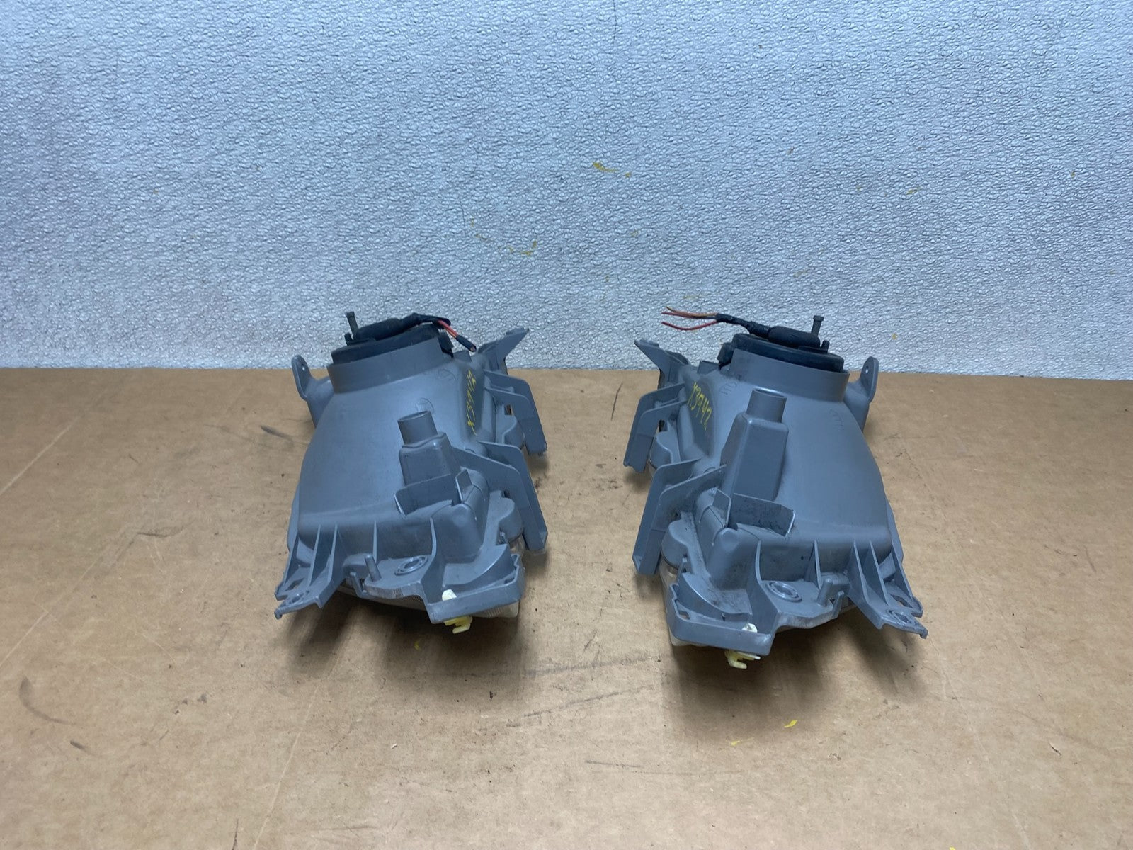 2001 to 2002 Subaru Forester Left+Right Halogen Headlights X3942 DW11