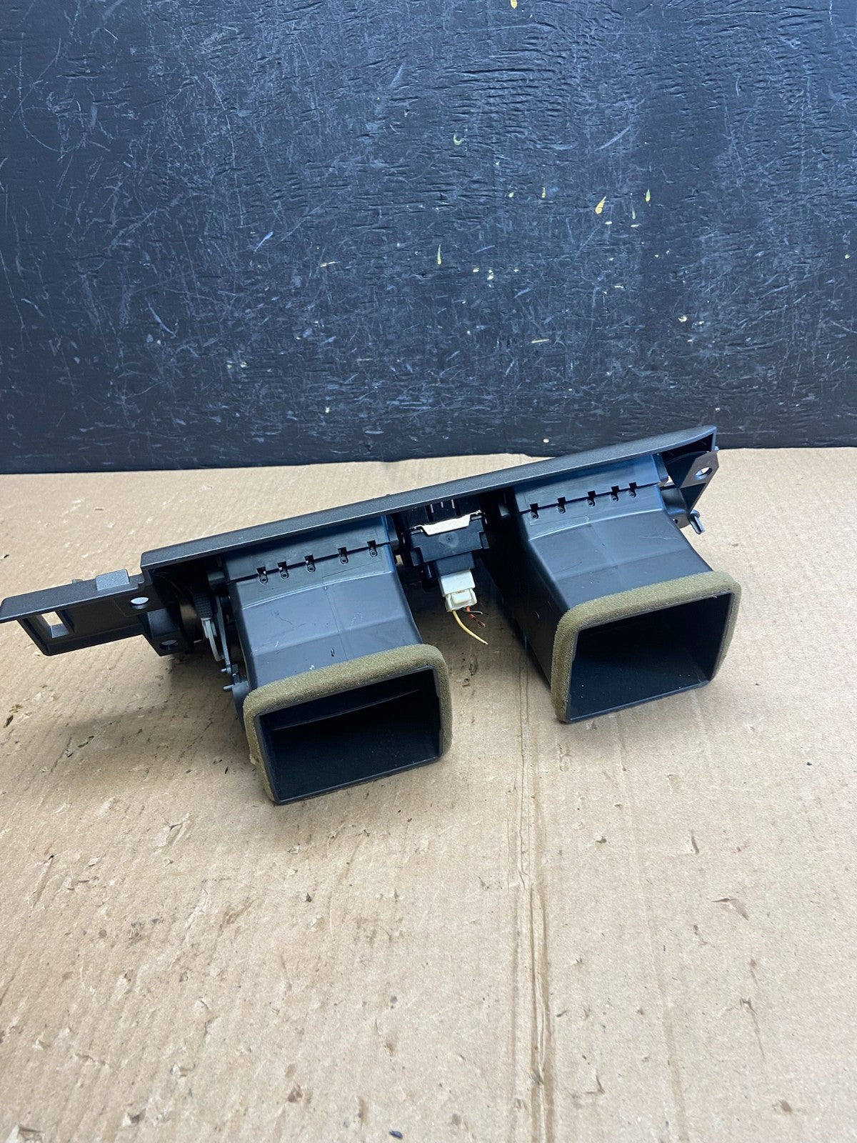 2006 to 2011 Cadillac DTS Dash Center Air Vent Heater Bezel ae4010 DG4