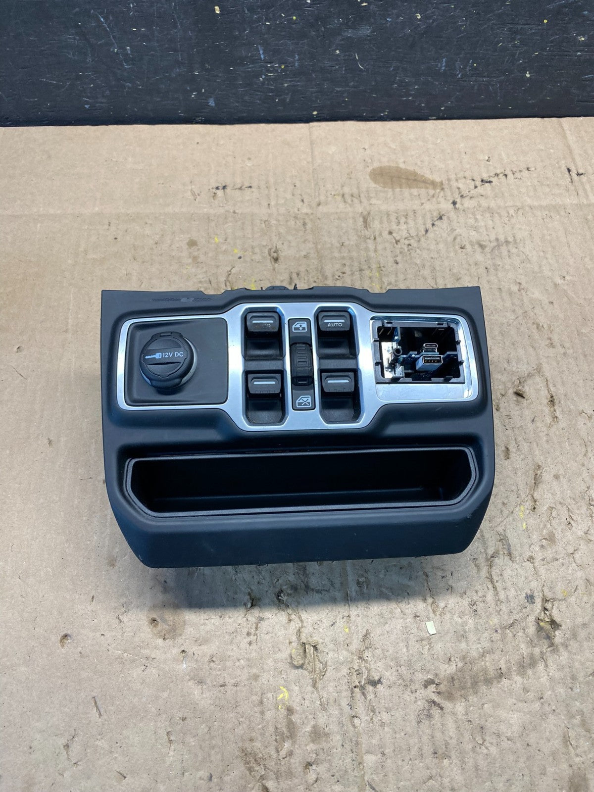 2018-2023 Jeep Wrangler Center Master Window Switch Charger Bezel Unit P7827 DG0