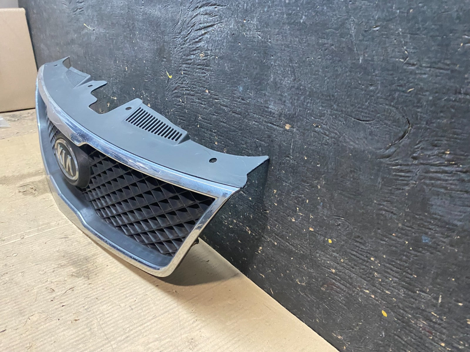 2010 to 2012 Kia Forte Front Upper Bumper Grill Grille X3567 DG1