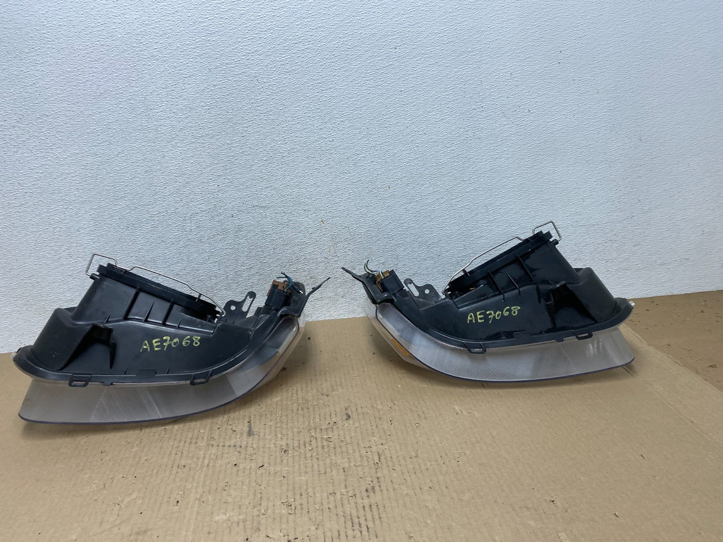 2005 - 2007 Ford Escape Headlights Left+Right Halogen AE7068 DW6