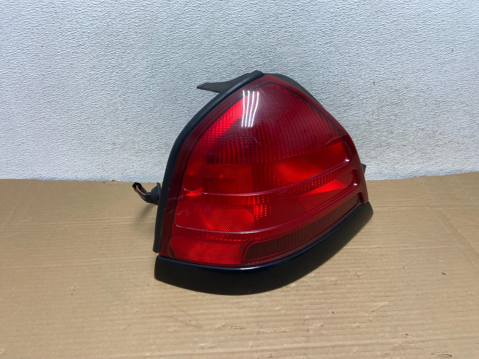 2003 - 2011 Ford Crown Victoria Left Driver Lh Side Tail Light AG8891 DW2