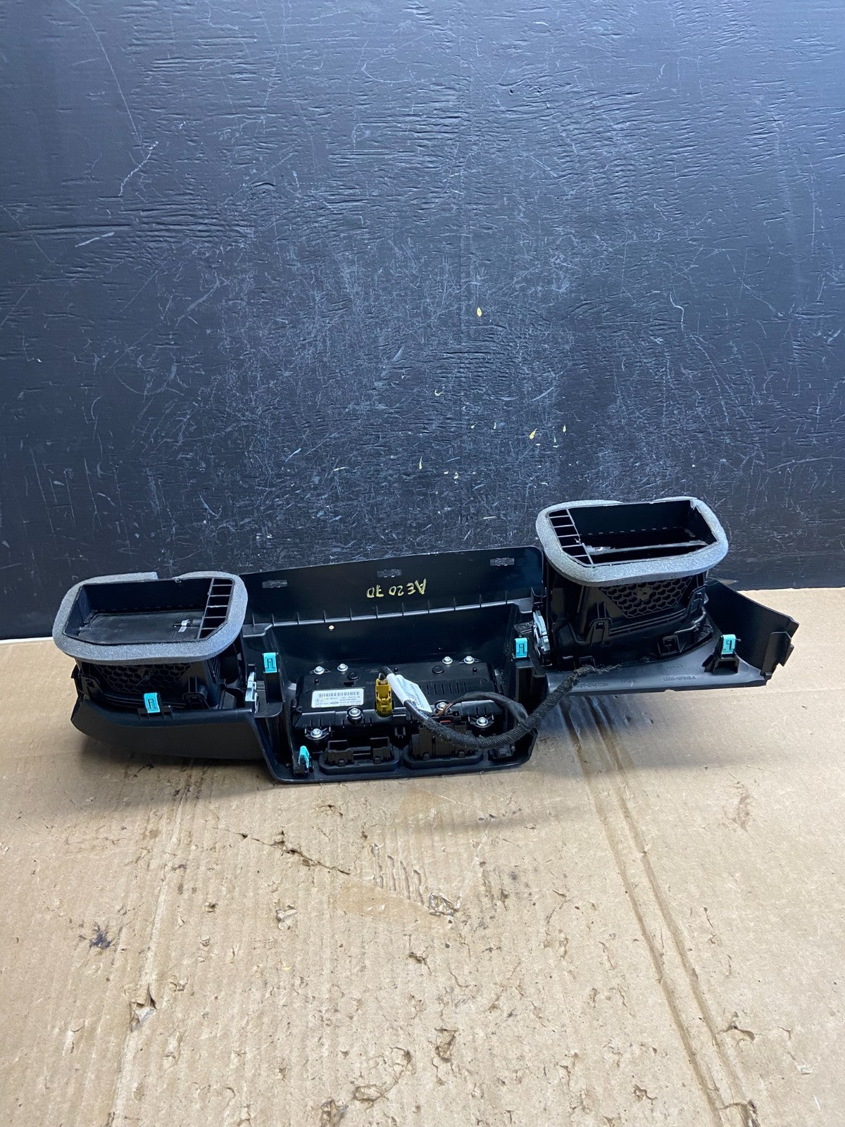 2020 to 2023 Ford Explorer Console Radio Display Screen Air Vents AE2070 DG4