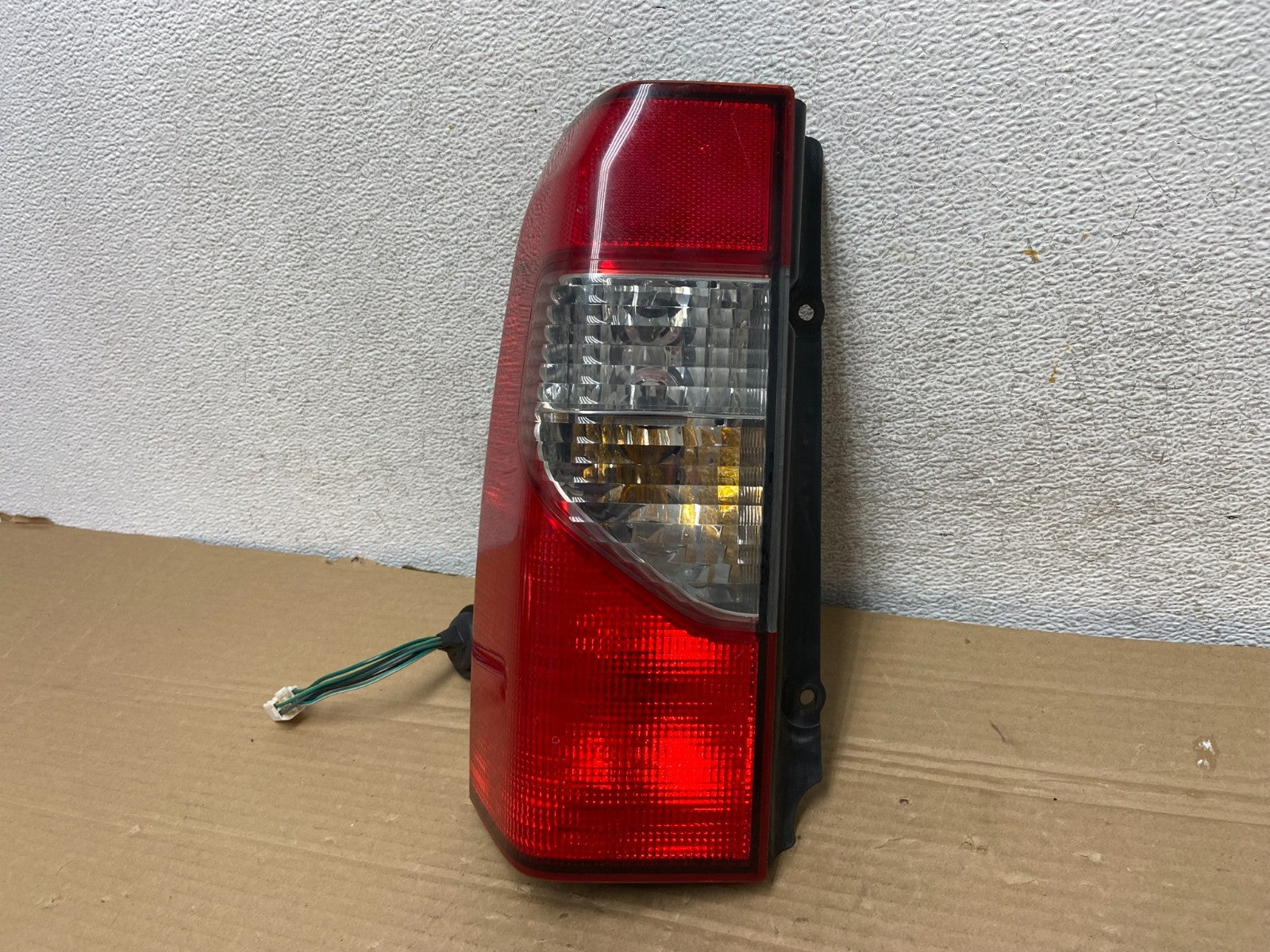 2002 2003 2004 Nissan Xterra Left Driver Side Tail Light AG8978 DW2