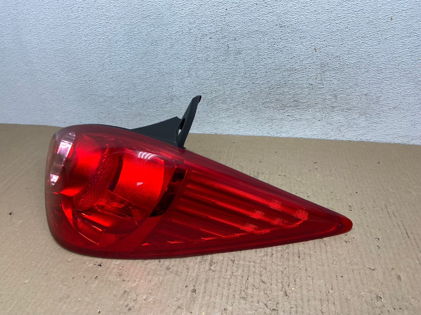 2007 - 2012 Nissan Versa Hatchback Right Passenger Side Tail Light AF2836 LK1