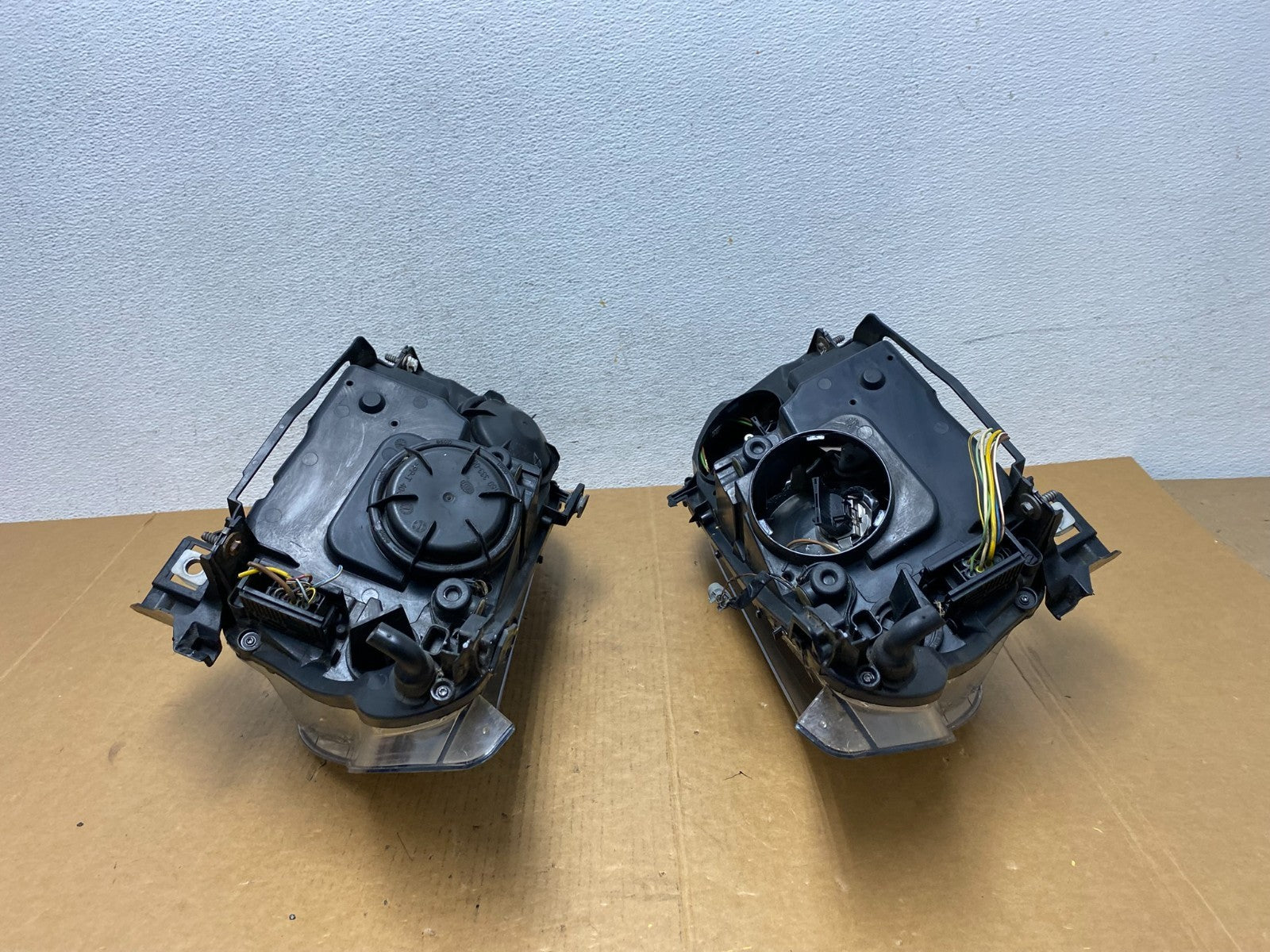 2004 to 2007 BMW 525i 5 Series Left+Right Set Halogen Headlights AD9165 DG12