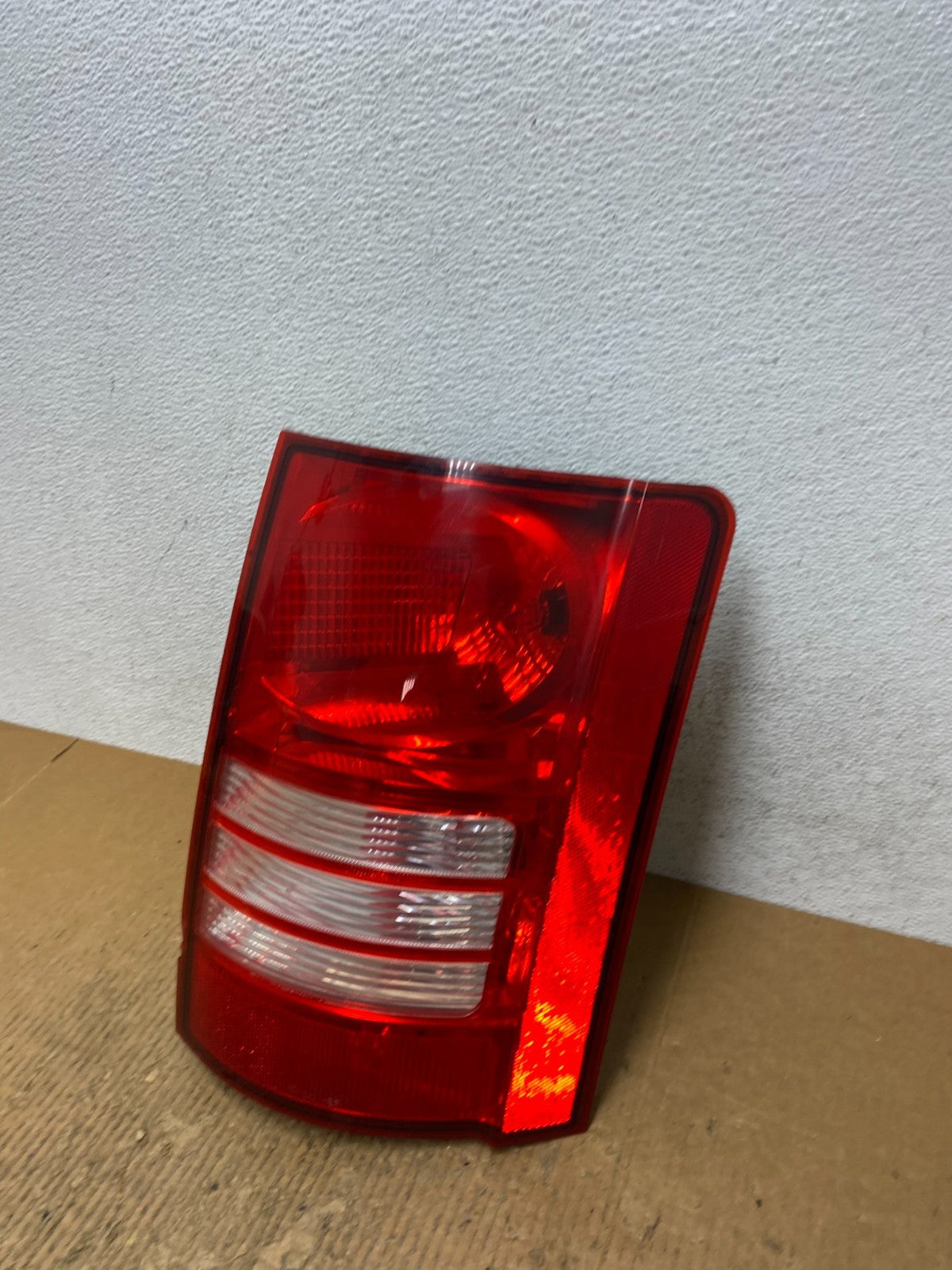 2008 - 2010 Chrysler Town And Country Right Passenger Tail Light AE2819 DW1