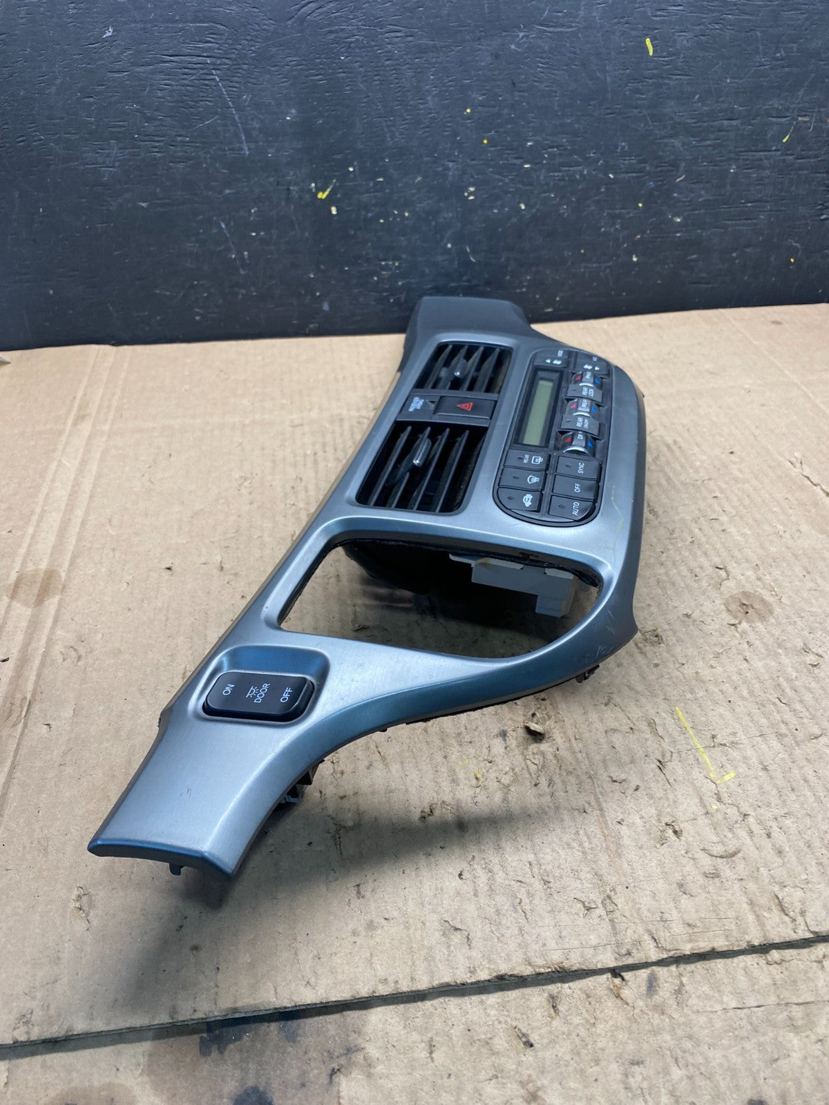 2005 to 2010 Honda Odyssey  Radio Climate Control Dash Trim Bezel Oem p1714 DG1