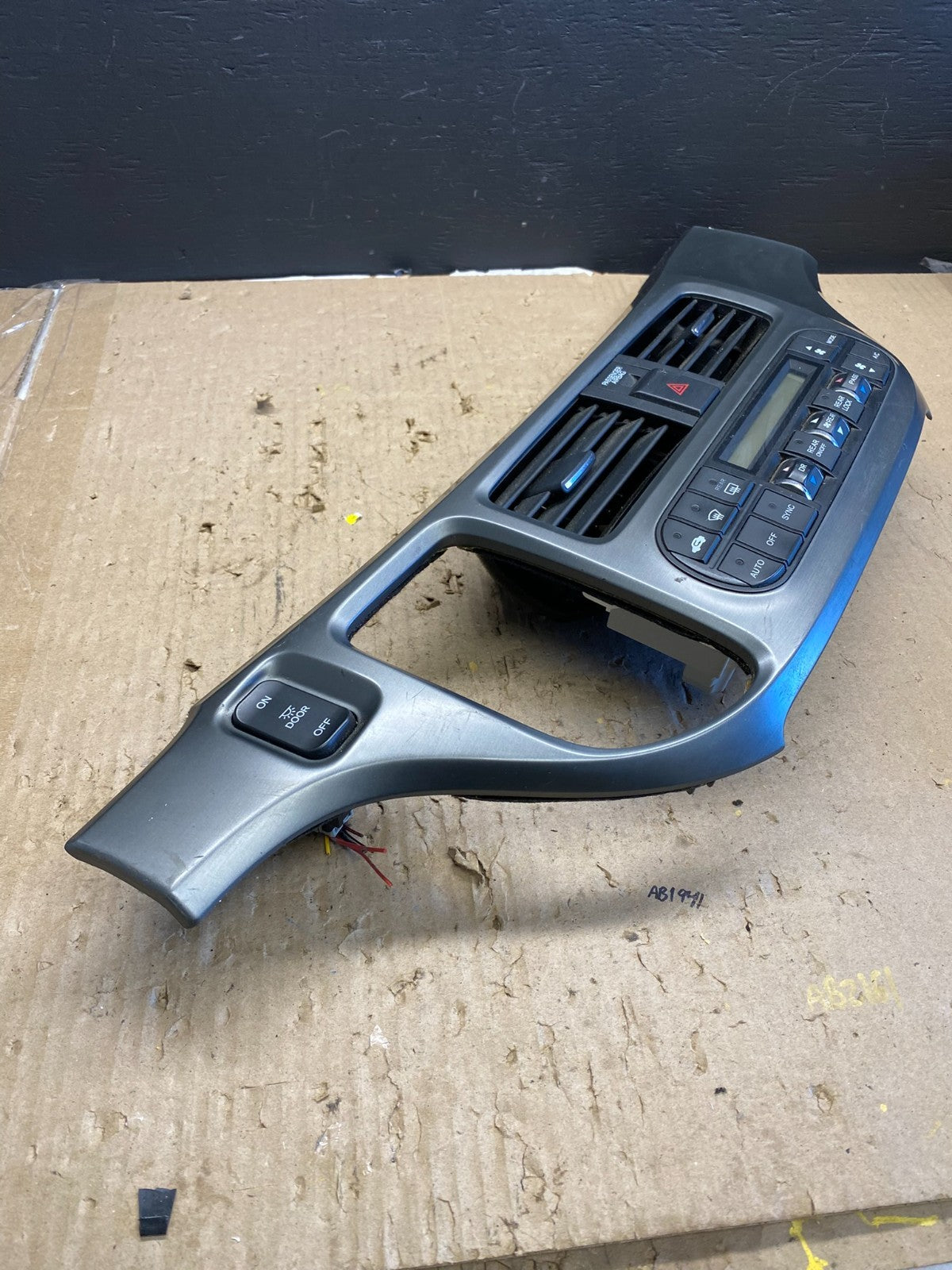 2005 to 2010 Honda Odyssey  Radio Climate Control Dash Trim Bezel ab5706 DG1