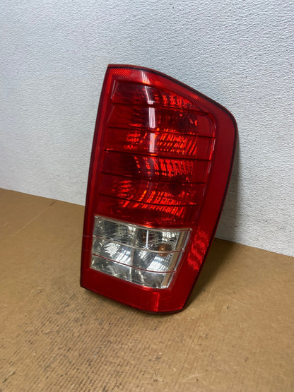 2007 2010 Hyundai Entourage Right Passenger RH Tail Light AE0343 LK1