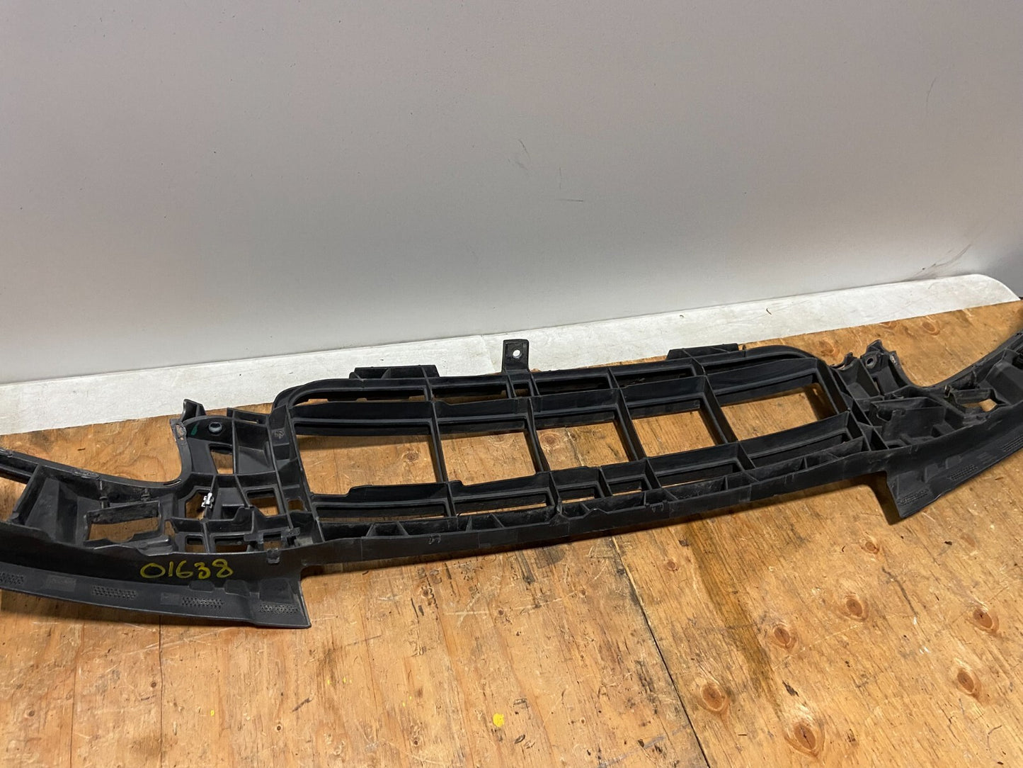 2009 2010 2011 Audi A6 Front Bumper Grille Bracket Retainer O16486