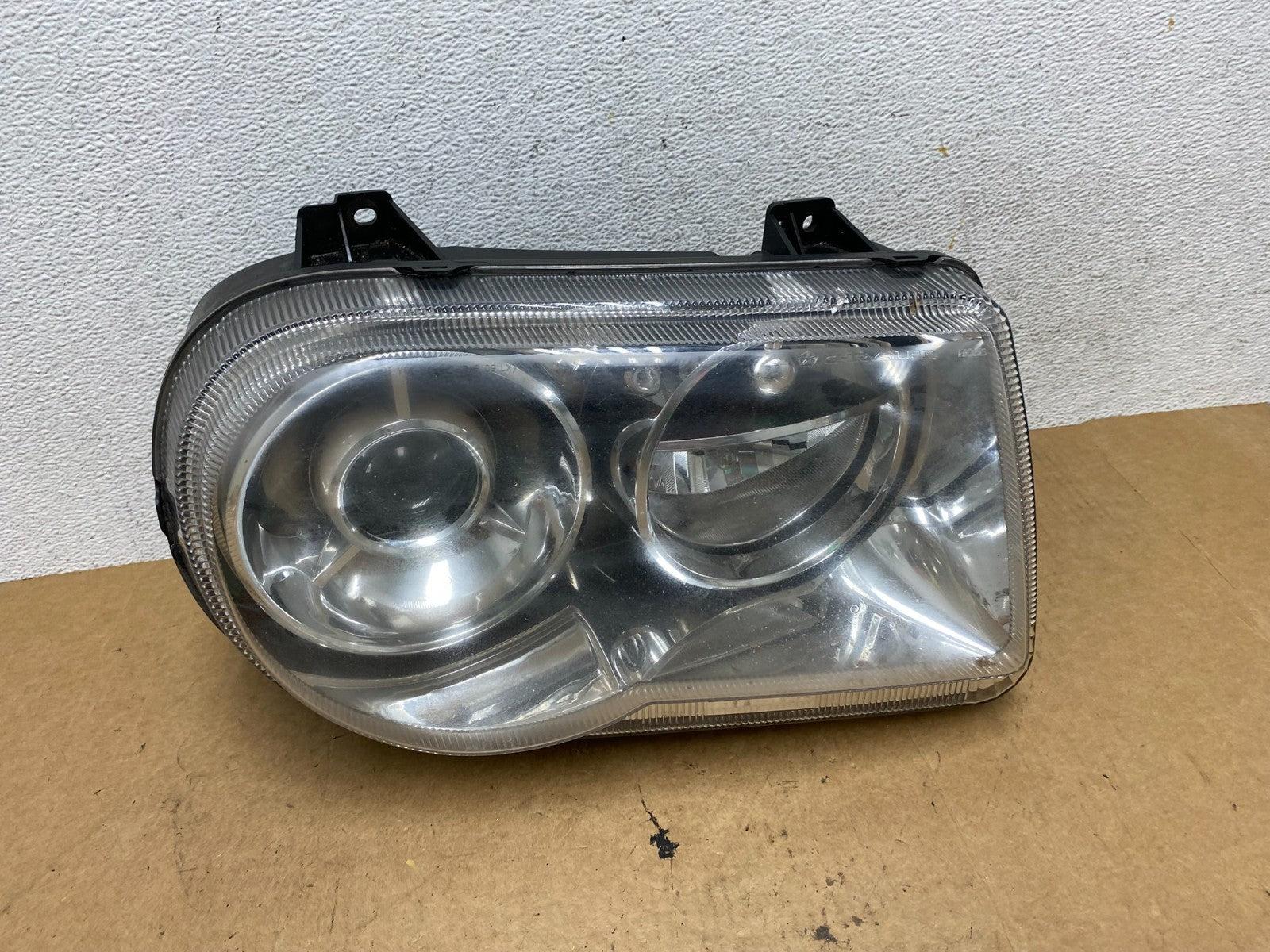 2005 to 2010 Chrysler 300C Right Passenger RH Side Xenon Headlight AE3245 DW0