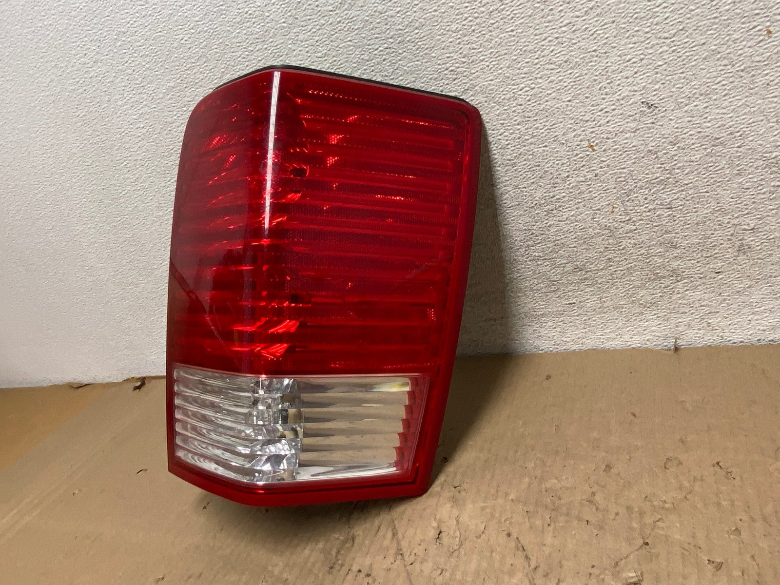 2007 2008 2009 Chrysler Aspen Tail Light Right Passenger Rh Side AG8083 LK2