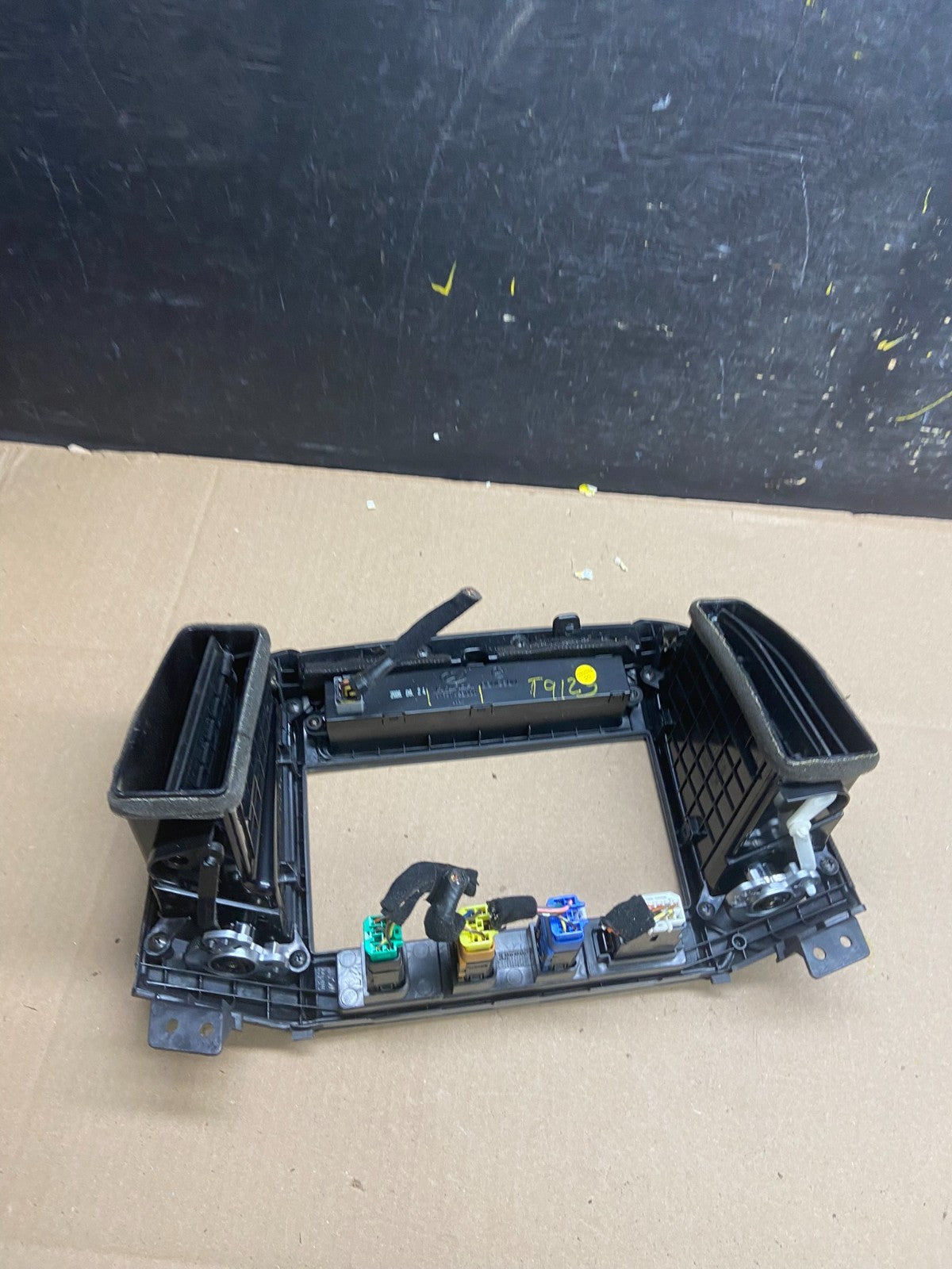 2007 to 2012 Hyundai Santa Fe Center Air Vent A/C Clock Bezel Trim T9125 DG4