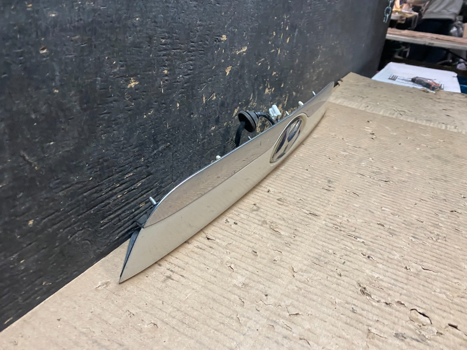 2007 to 2012 Hyundai Veracruz Tailgate Liftgate Handle Lower Molding W6196 DG2
