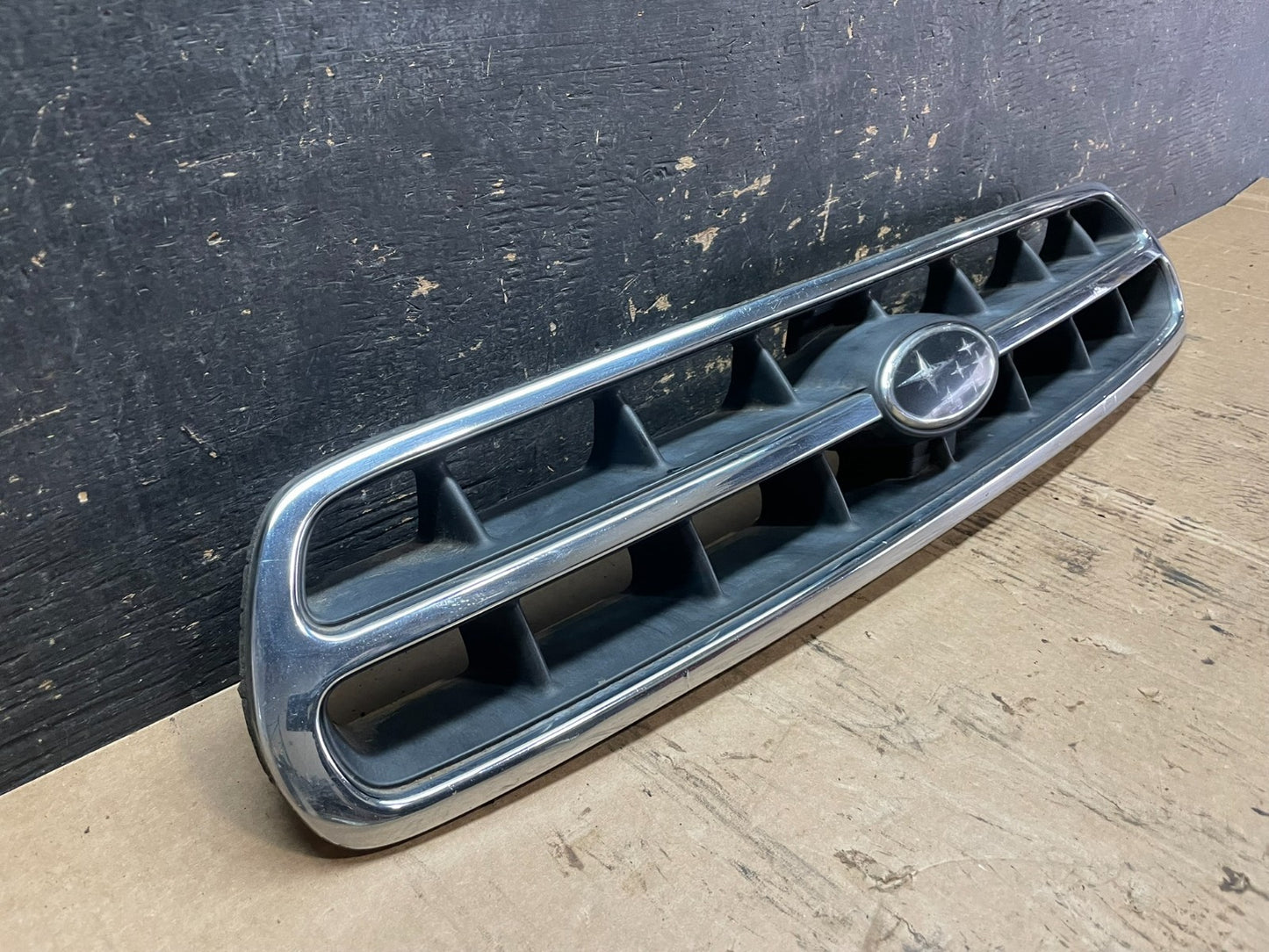 2000 to 2002 Subaru Legacy Outback Grill Grille OEM Z5840 DG1