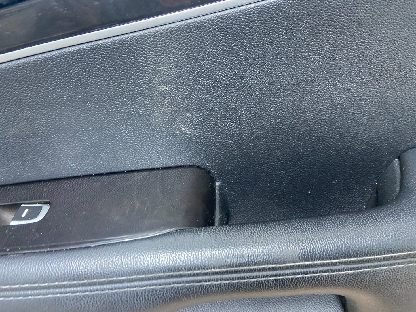 2016 to 2020 Kia Sorento Front Right Passenger RH Side Door Panel Trim Y4923 DG3