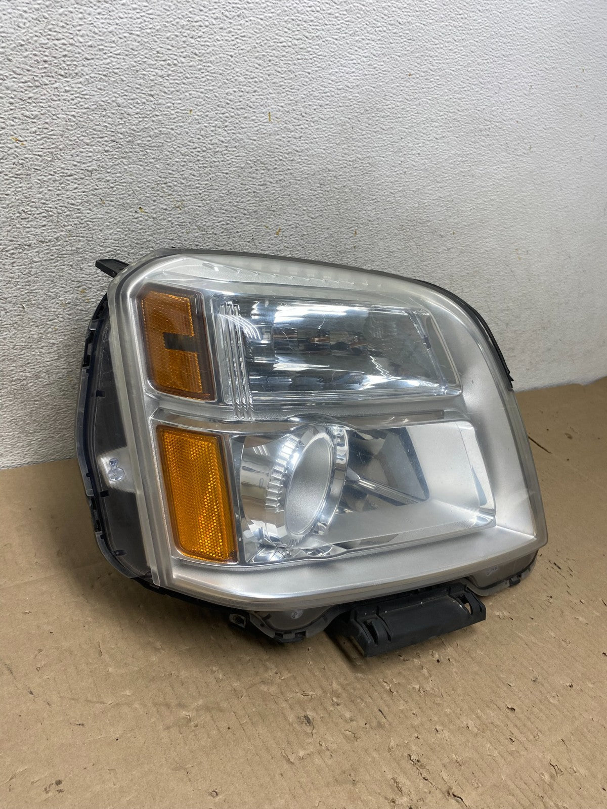 2010 to 2015 GMC Terrain Halogen Passenger Right Rh Side Headlight AI2277 DW2