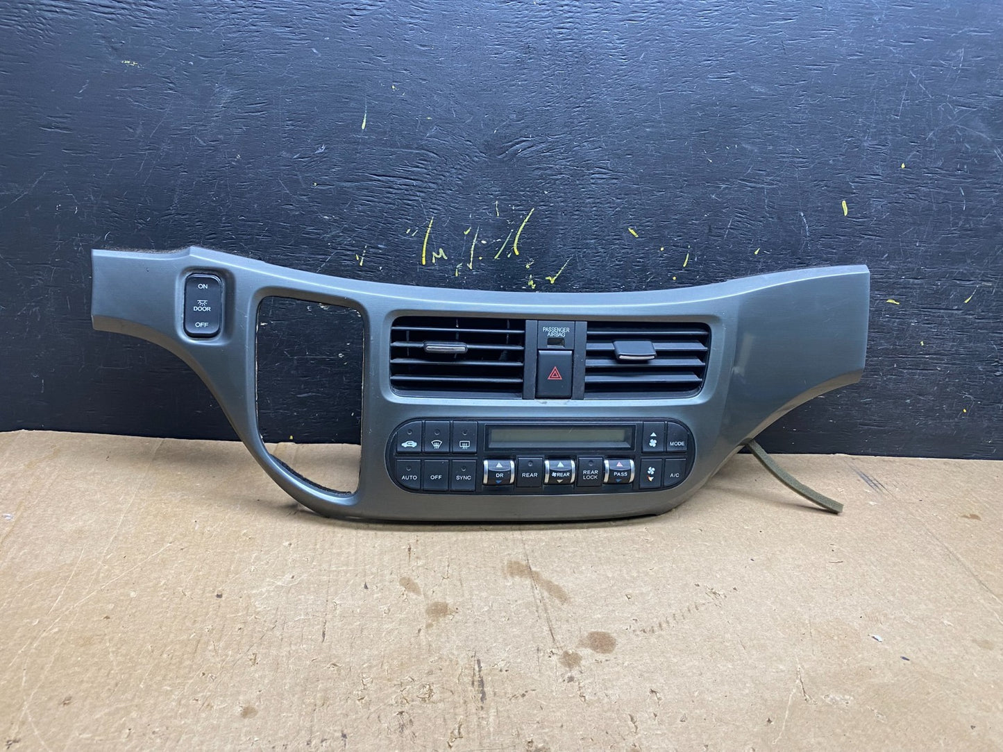 2005 to 2010 Honda Odyssey  Radio Climate Control Dash Trim Bezel Z4456 DG0
