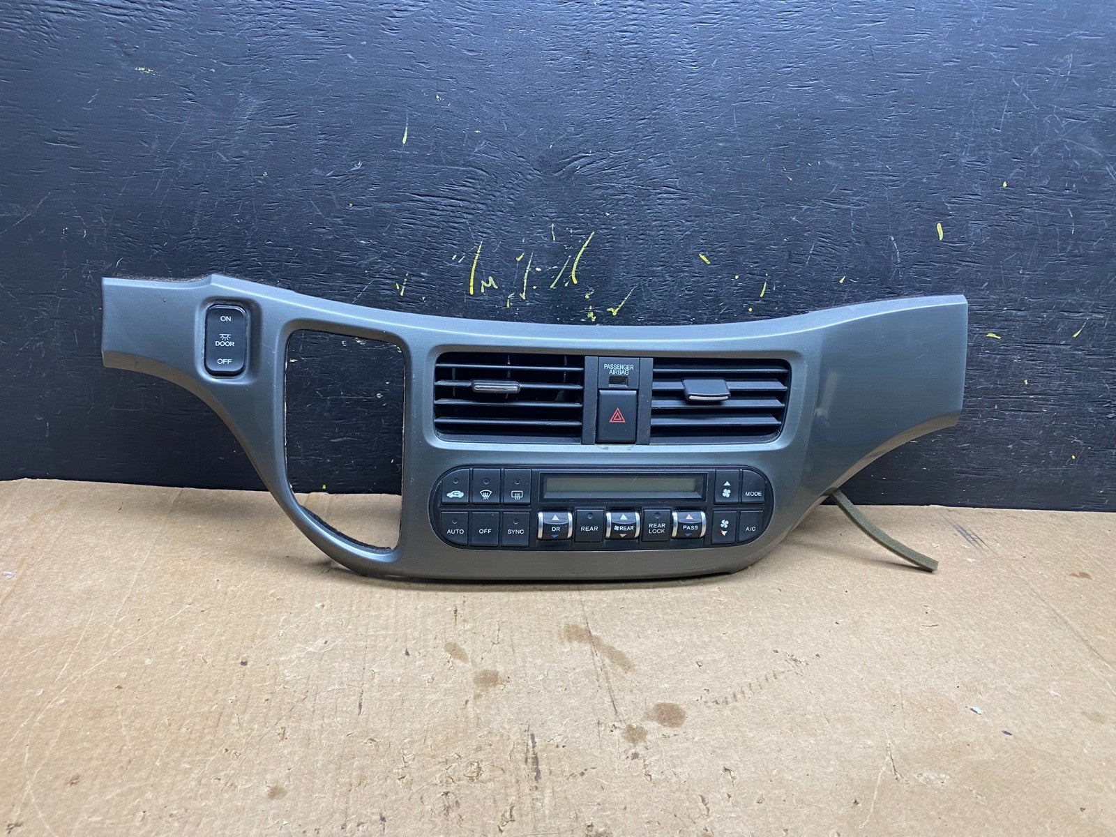 2005 to 2010 Honda Odyssey  Radio Climate Control Dash Trim Bezel Z4456 DG0
