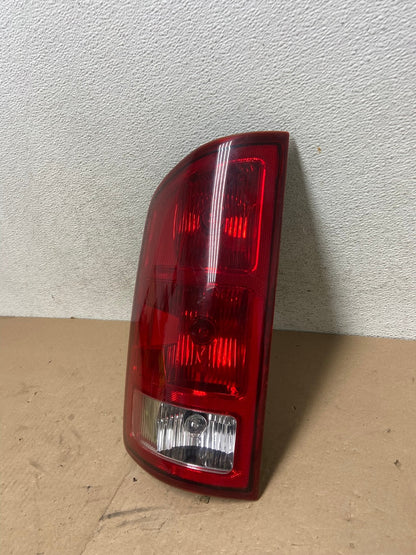 2002 to 2006 Dodge Ram 1500 Left Driver side Tail Light AG4782 LK1