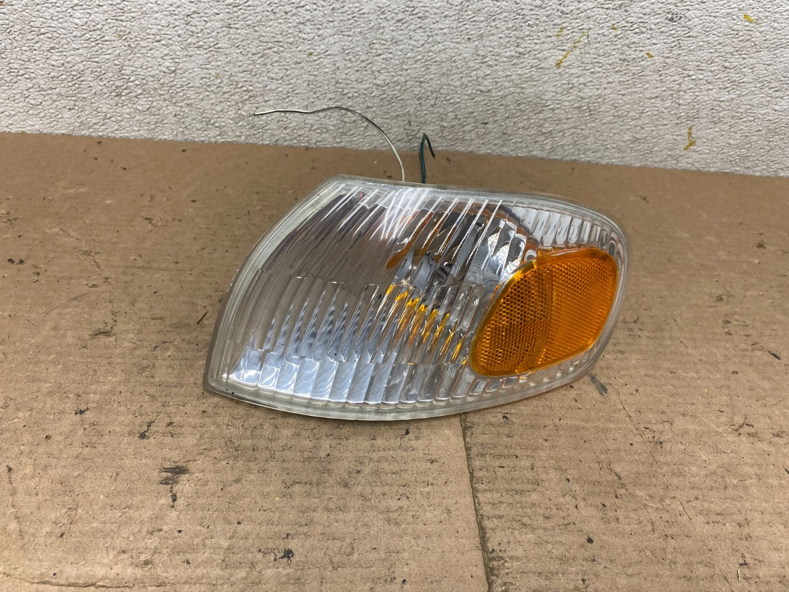 1998 to 2001 Chevrolet Prizm Left Driver LH Corner Turn Signal P4299 DW0