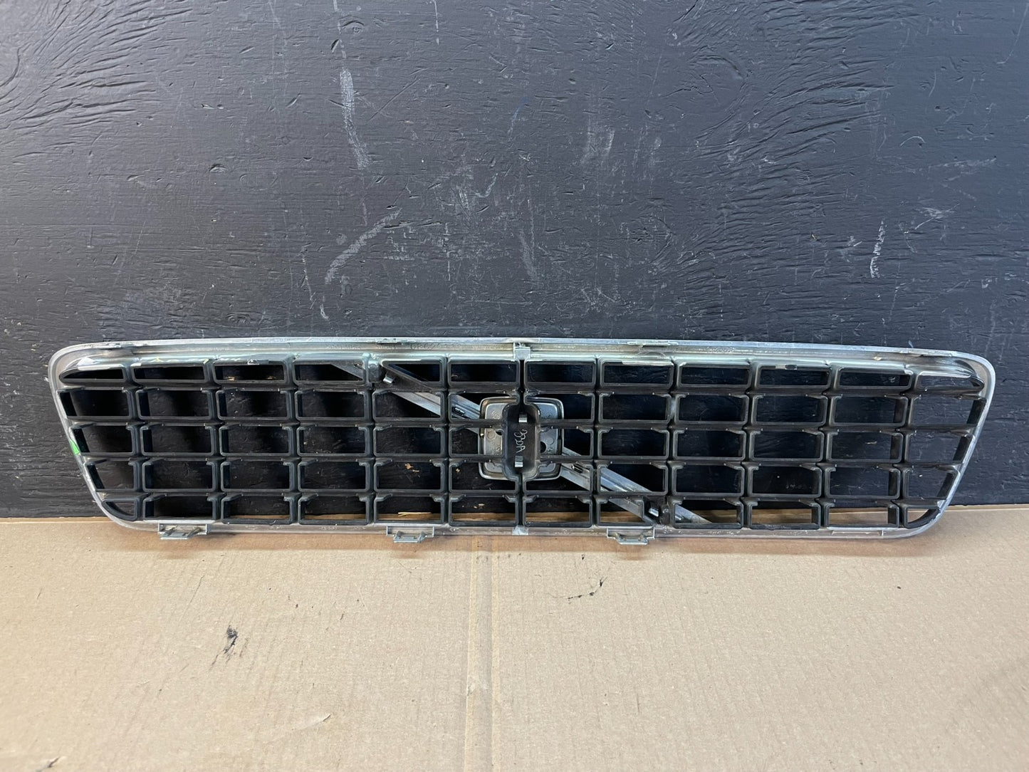 2005 2006 2007 Volvo S40 Front Upper Grille Grill 08620116 OEM AB7944 DG3