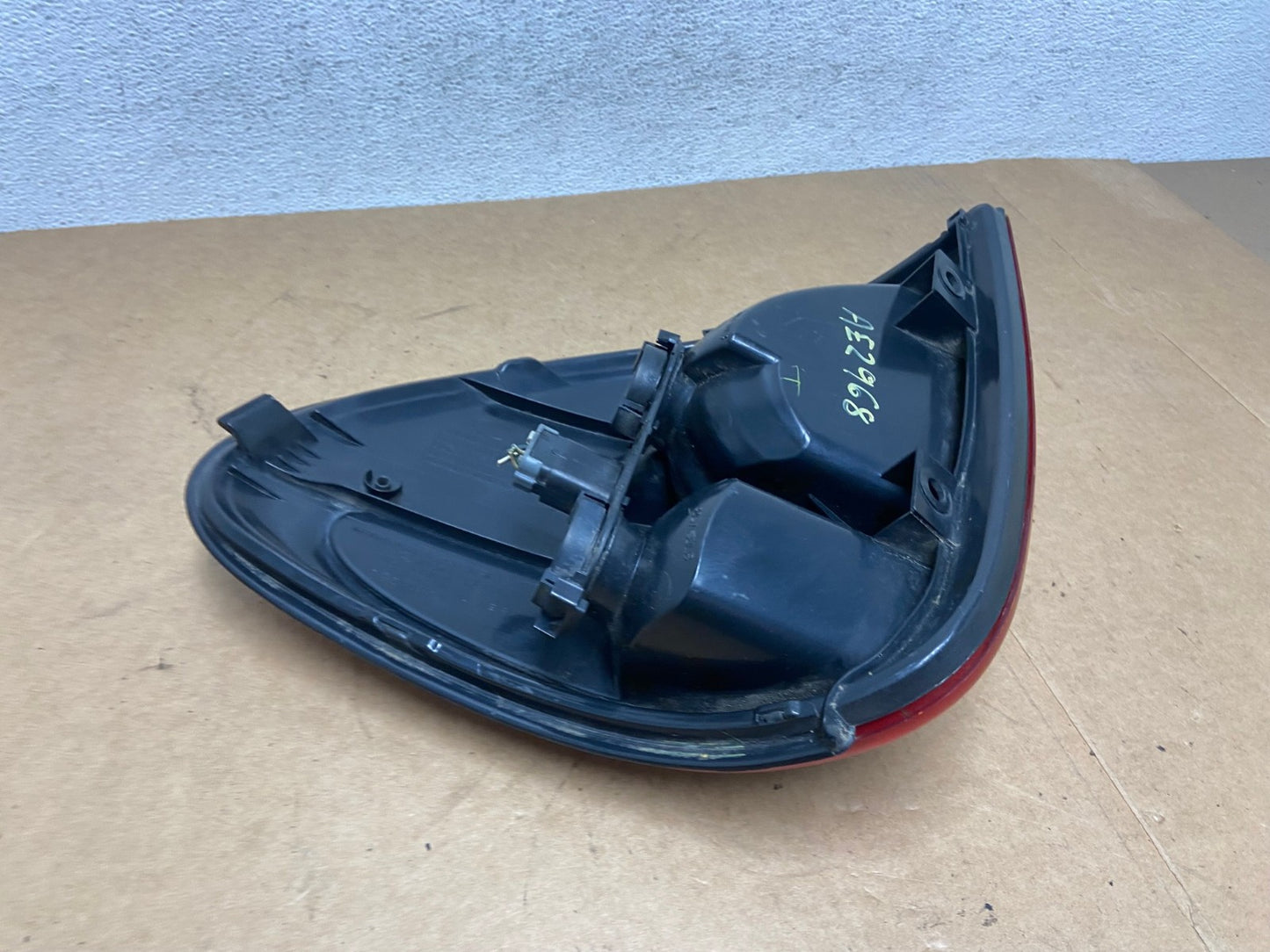 2004 to 2007 Dodge Grand Caravan Left Driver Lh Tail Light AE2968 LK4