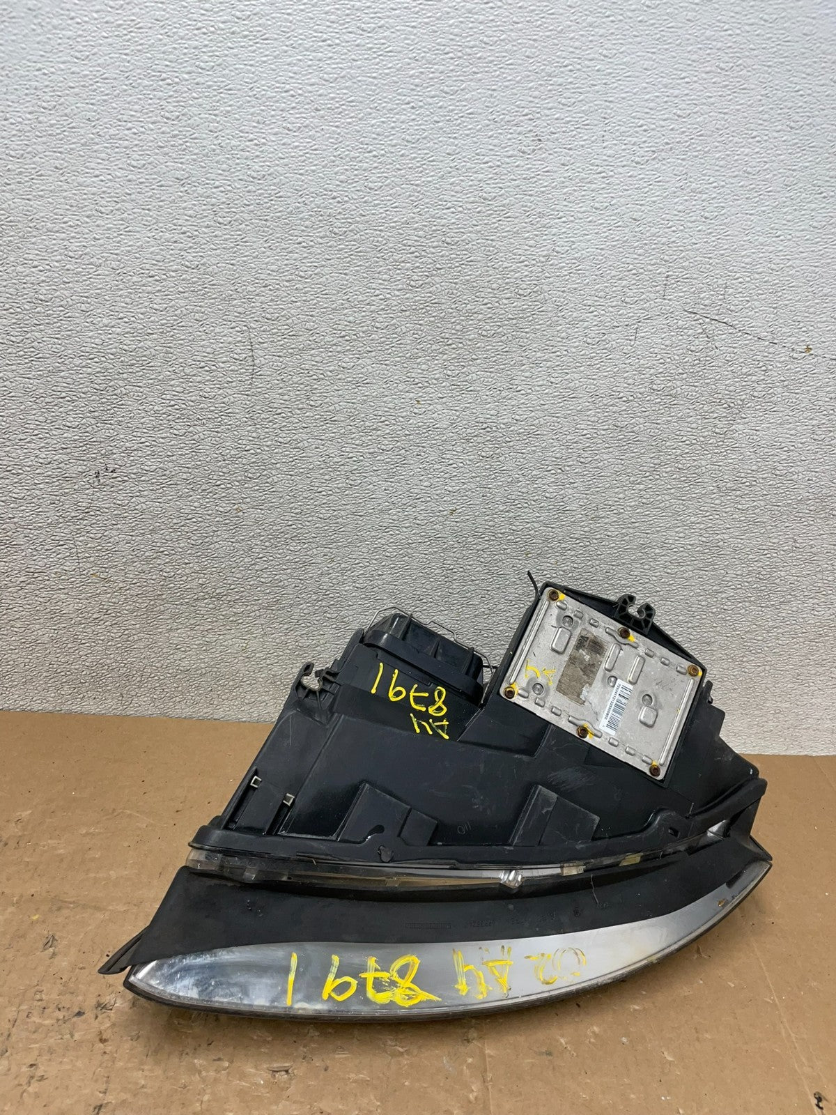 2002 - 2005 Audi A4 Sedan Right Passenger Xenon Headlight OEM V5045 DW6