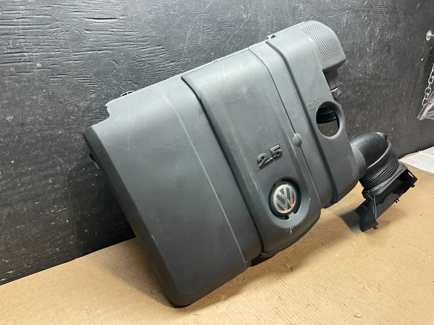 2005 to 2008 Volkswagen Jetta Beetle 2.5L Passat Engine Cover 07k129601j y9544 D1