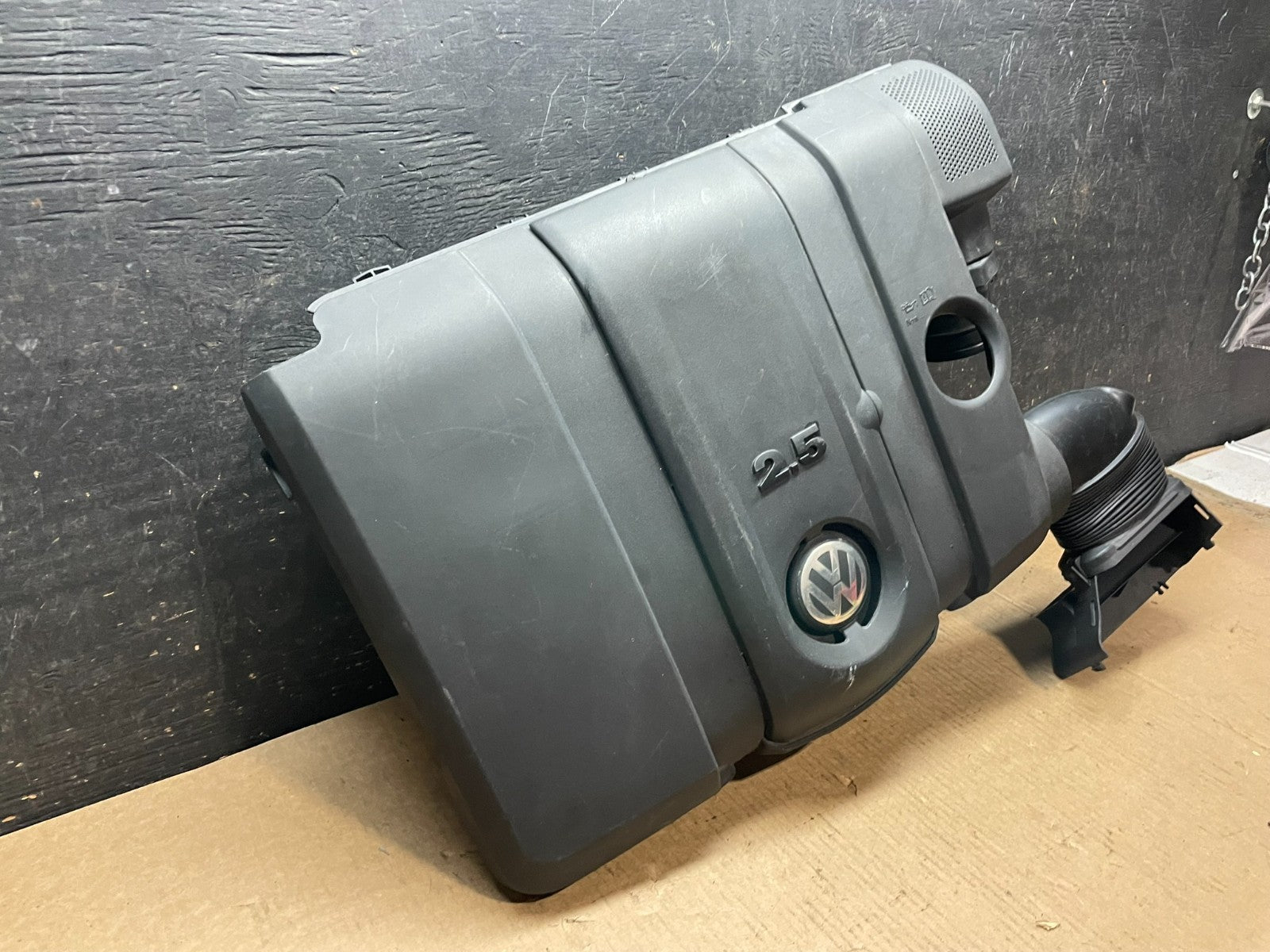2005 to 2008 Volkswagen Jetta Beetle 2.5L Passat Engine Cover 07k129601j y9544 D1