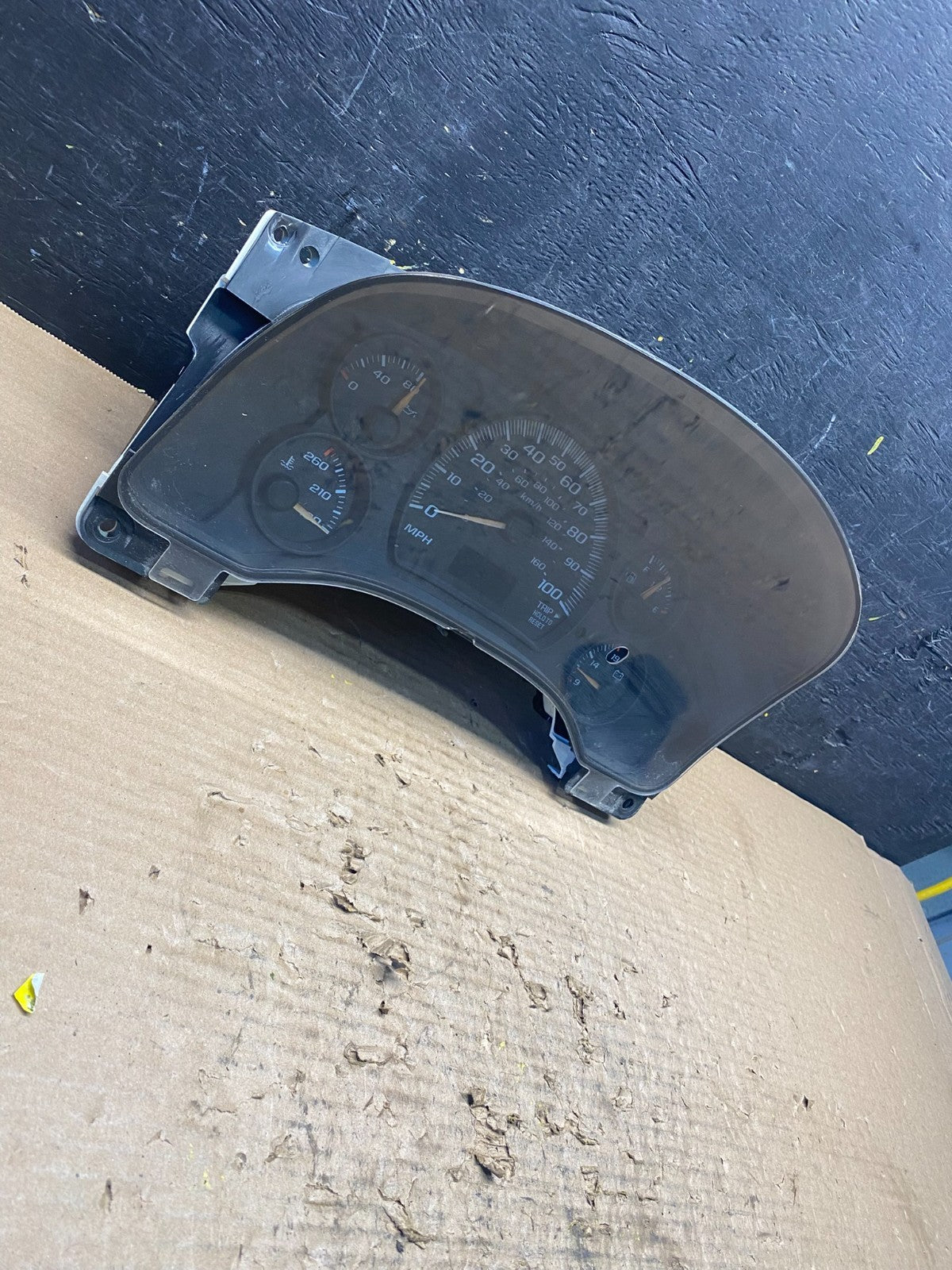 2004 to 2007 Chevrolet Express Speedometer Cluster Gauge S8997 DG2