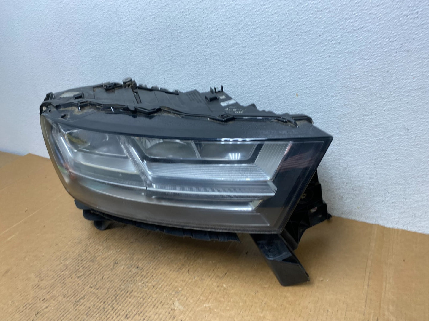 Complete! 2017 to 2019 Audi Q7 Right Passenger Side Headlight AE12171