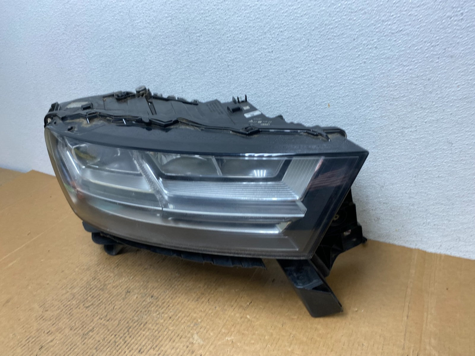 Complete! 2017 to 2019 Audi Q7 Right Passenger Side Headlight AE12171