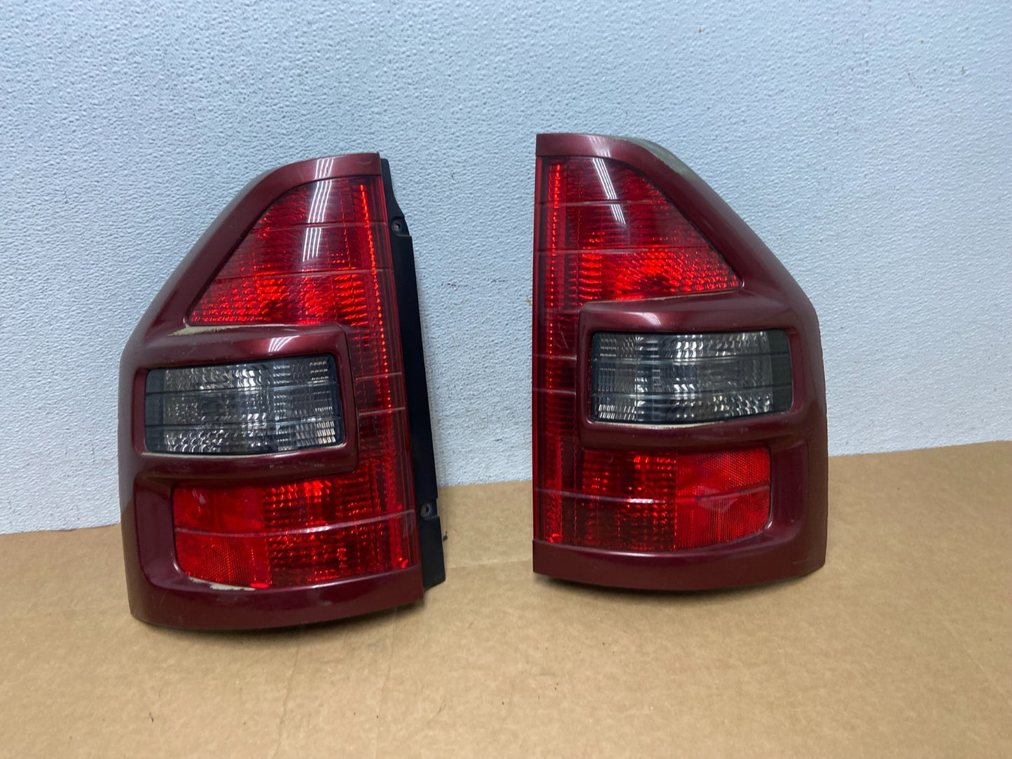 2001-2002 Mitsubishi Montero Left+Right Set Tail Lights AD4416 DG0