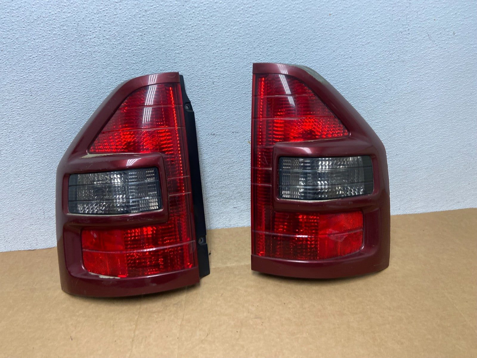 2001-2002 Mitsubishi Montero Left+Right Set Tail Lights AD4416 DG0