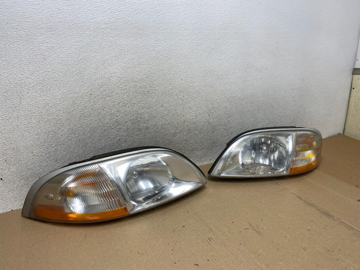 1999 to 2003 Ford Windstar Left+Right Halogen Headlights AJ1964 DW2