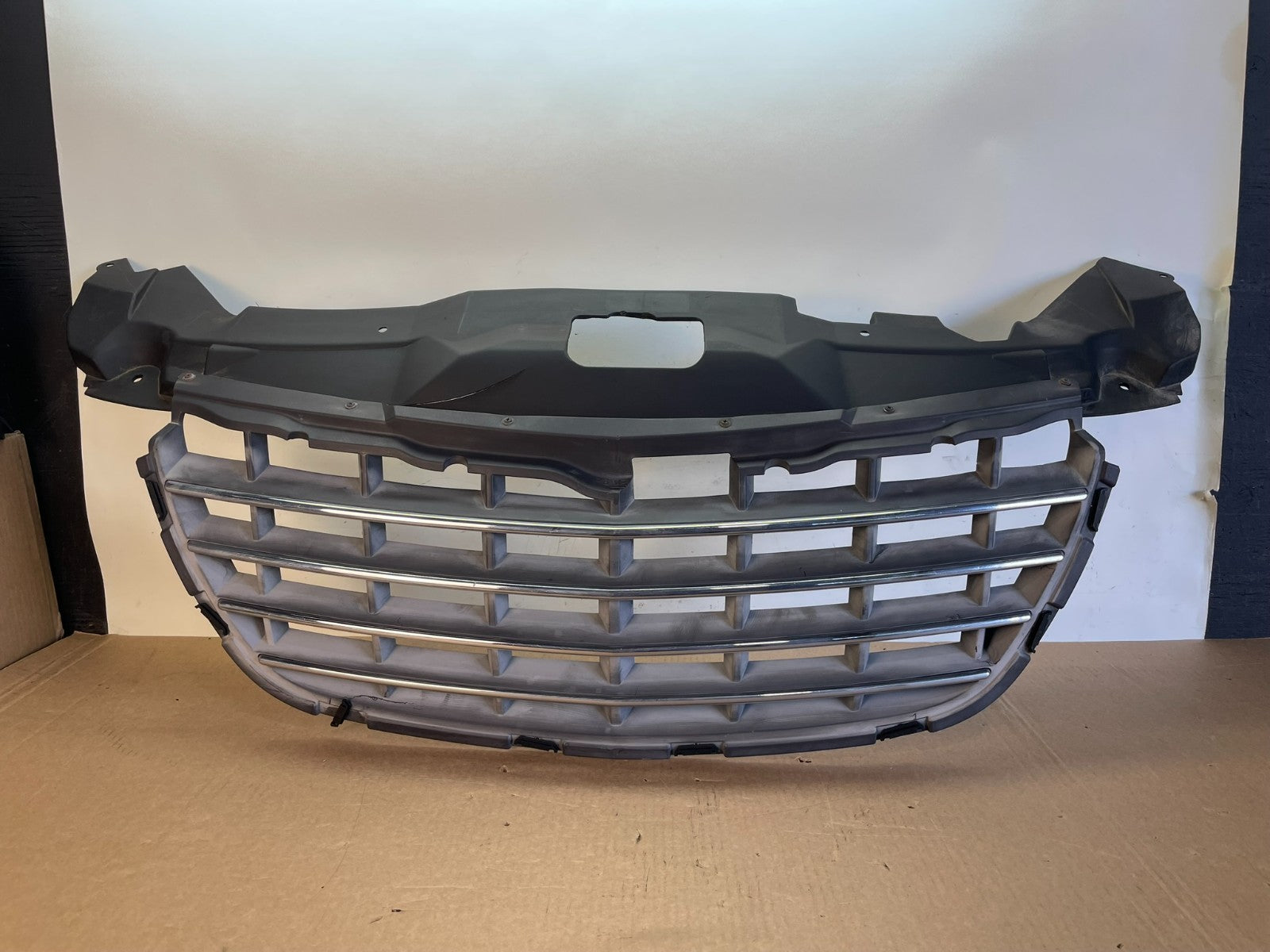 2004 to 2006 Chrysler Pacifica Front Upper Grill Grille AG2936 DG0