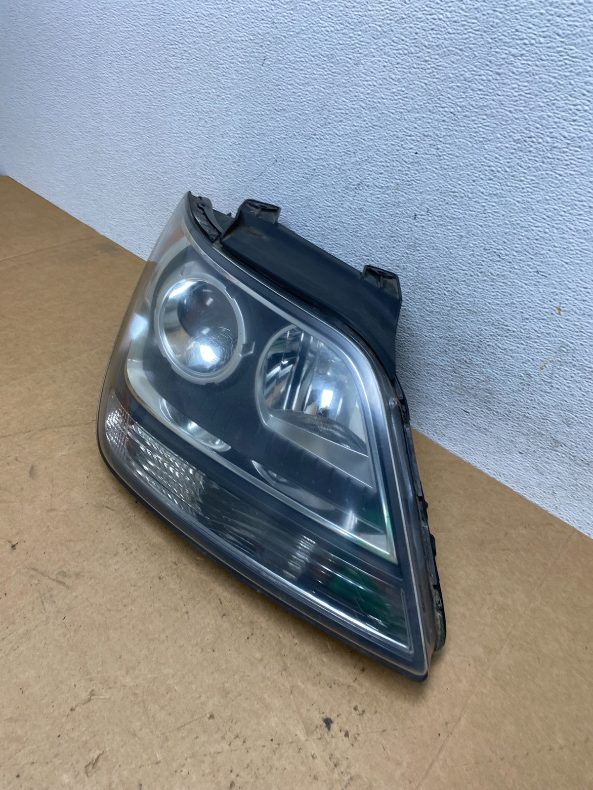 2009 2010 2011 Kia Borrego Right Passenger Side Halogen Headlight AE3170 DW1