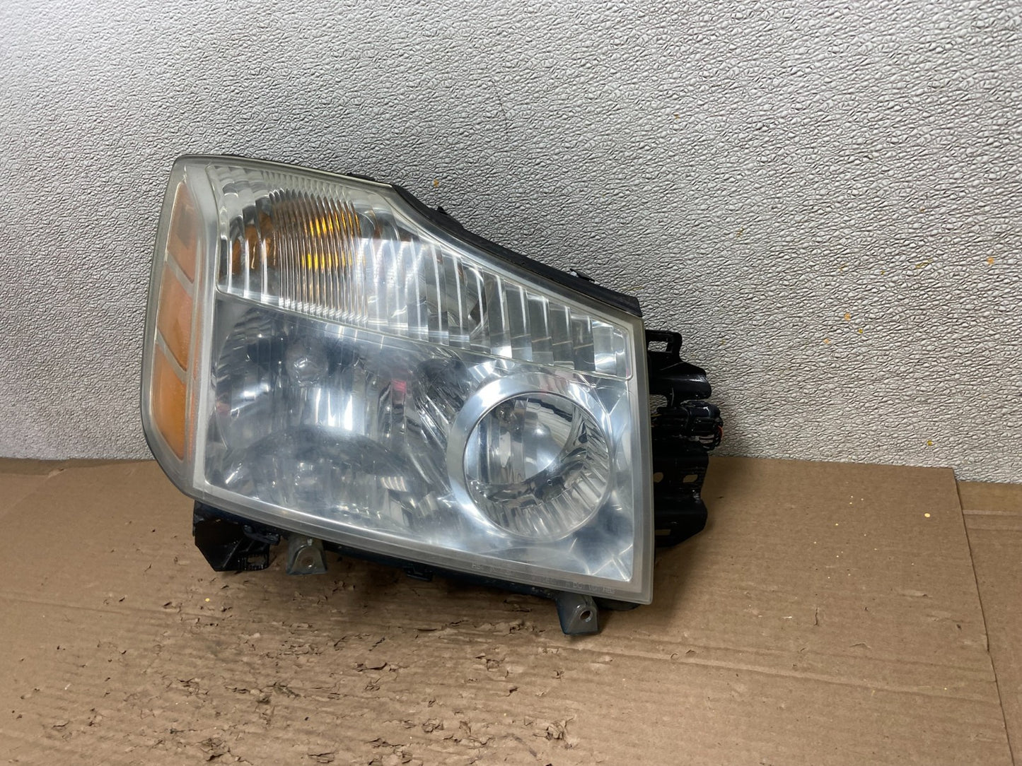 2004 to 2007 Nissan Armada Right Passenger RH Side Headlight Oem AB1666 DW1